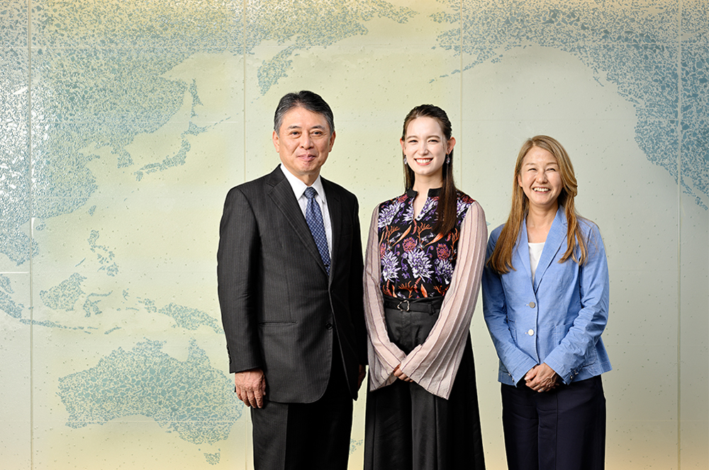 左からAGC平井良典CEO、トラウデン直美氏、日経BP 総合研究所 小林暢子