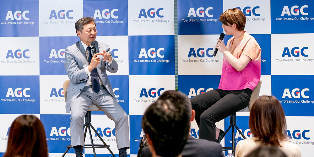 左からAGC 代表取締役 兼 専務執行役員 倉田英之、株式会社Cradle 代表取締役社長 スプツニ子！氏