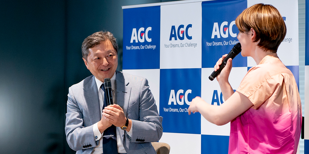 左からAGC 代表取締役 兼 専務執行役員 倉田英之、株式会社Cradle 代表取締役社長 スプツニ子！氏