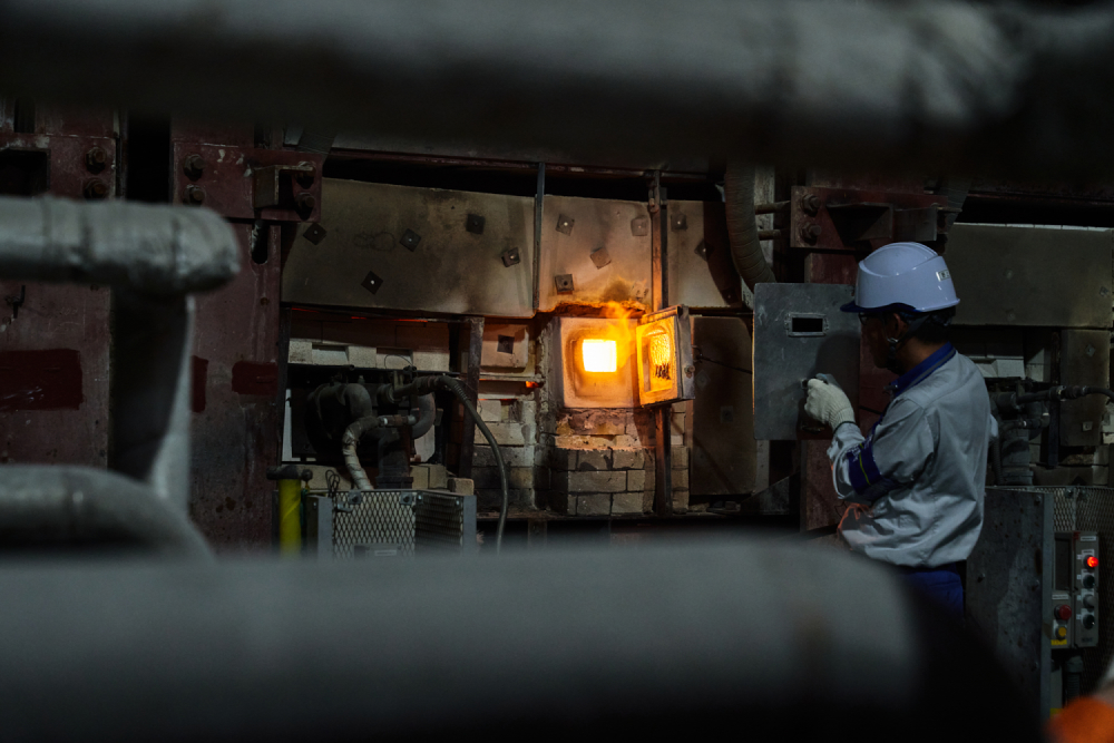 燃料アンモニアの燃焼技術開発に取り組んでいるガラス溶解炉の様子。