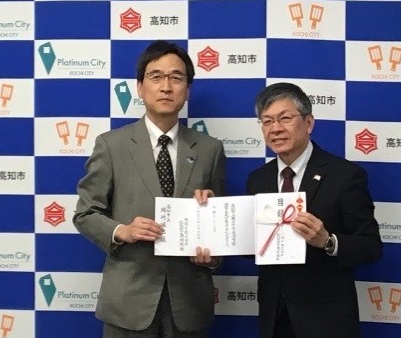 ＜寄贈式/高知市役所＞（右）岡﨑 誠也 高知市長