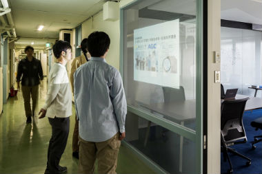 映像を表示できるガラス透明スクリーン「グラシーン」