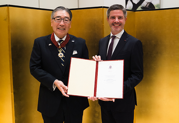 アントワン・エヴラー大使と島村取締役会長の写真