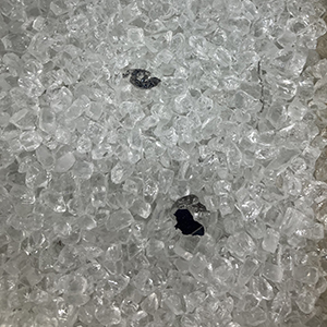 割れた状態で回収された太陽光パネルのカバーガラスの画像