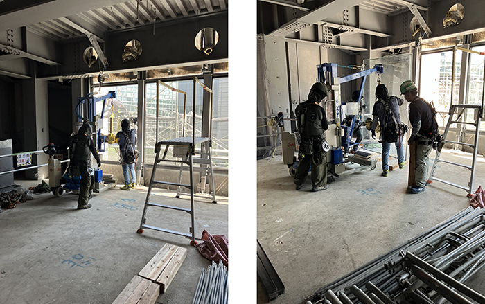 三菱UFJ銀行本館解体工事において、現場作業員が廃棄窓ガラスを回収する様子