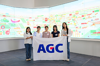8月20日に開催されたAGC千葉工場でのプログラムの様子。参加した女子中高生が社員との交流や工場見学をしている。