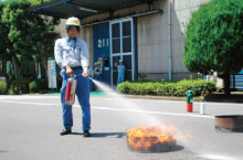 消火器を用いた消火訓練の様子