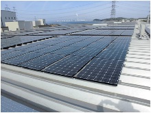 高砂事業所の建屋に設置された太陽電池パネル