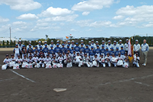 優勝チームを囲んで